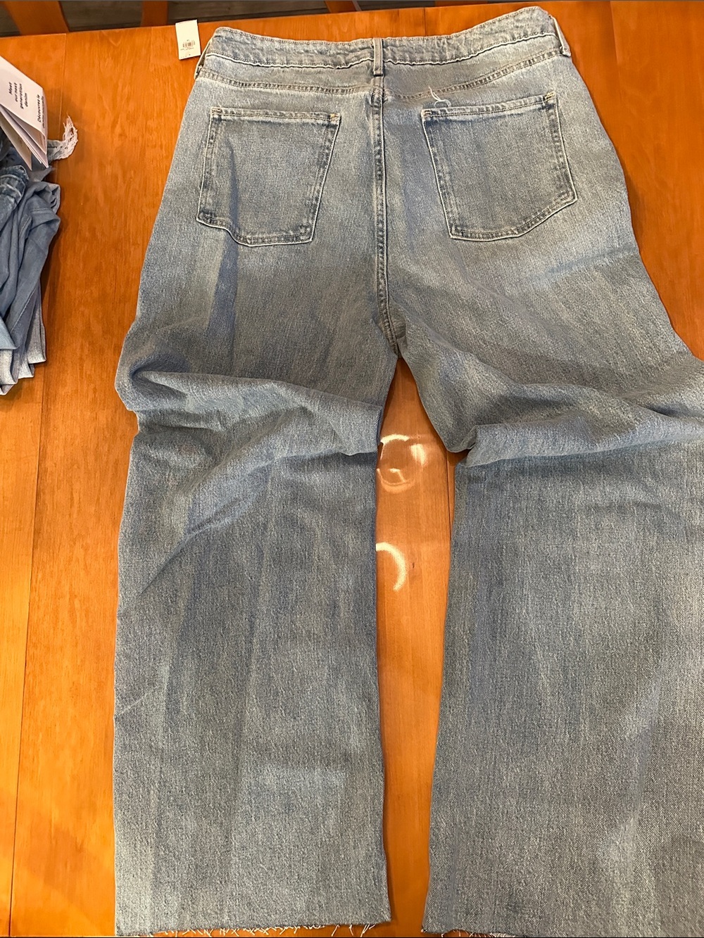 Old Navy Light Wash Wide-Leg Women's Jeans - Picture 7 of 7